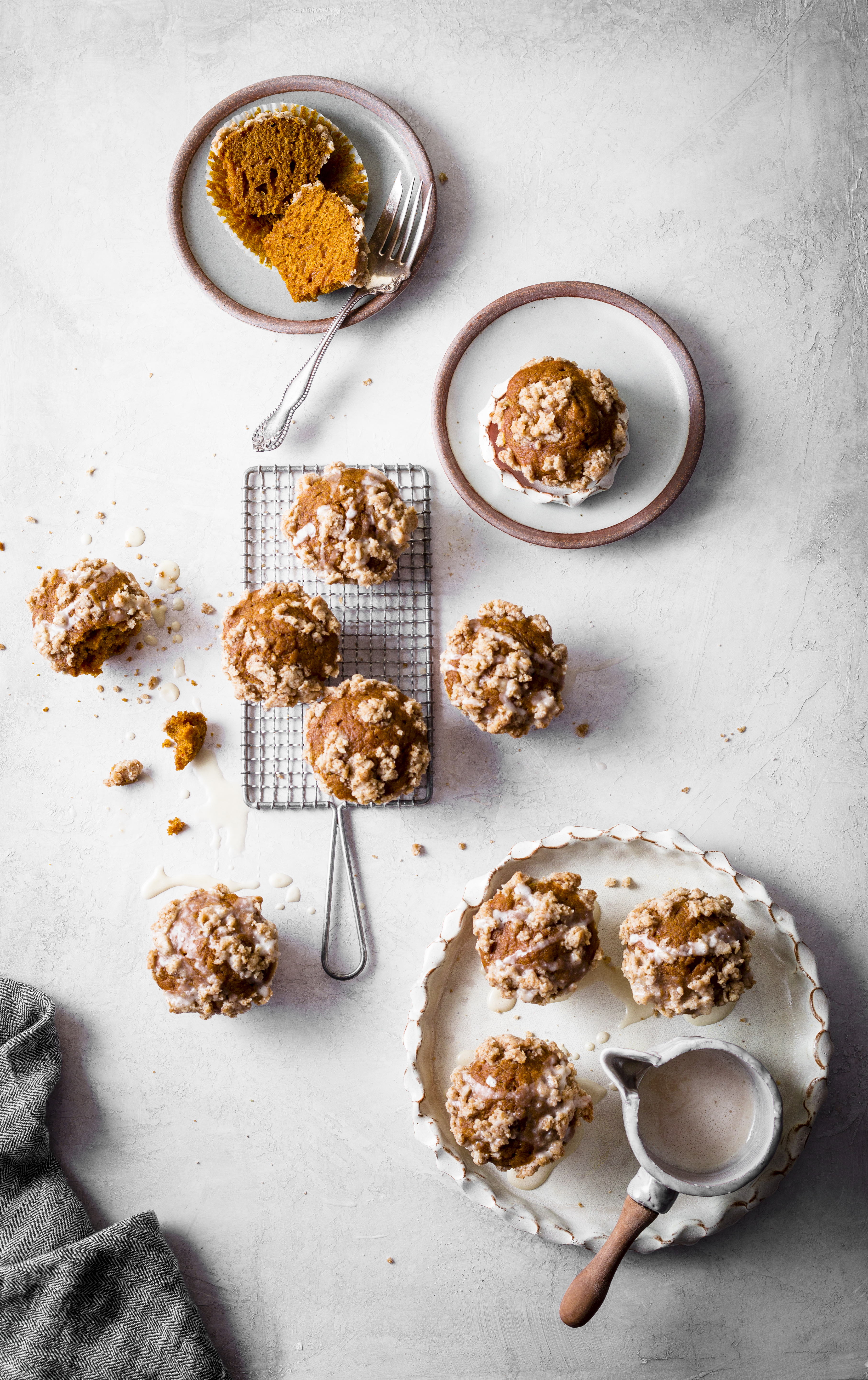 PUMPKIN CRUMB CAKE MUFFINS